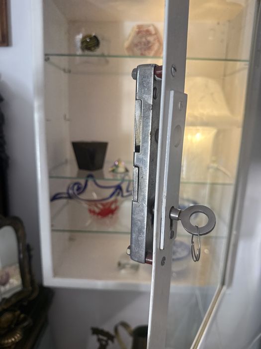 Piekna metalowa szafka apteczna