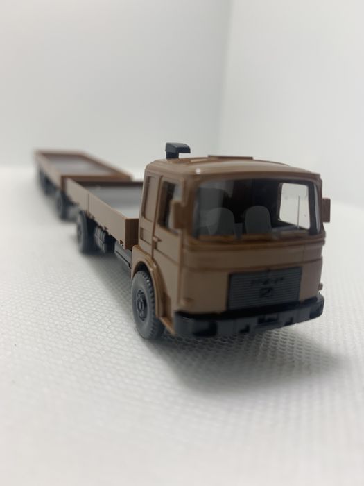 Miniatura Camião MAN com reboque da marca Wiking na escala H0 1/87
