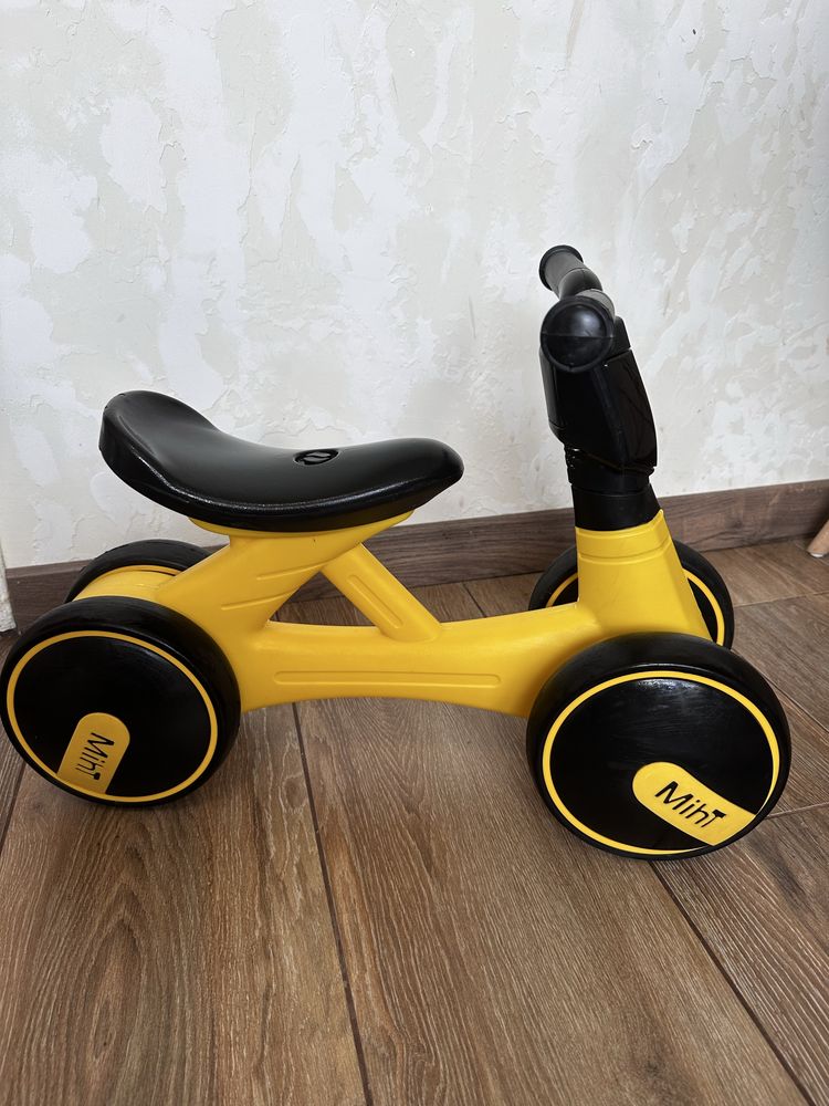 Дитячий біговіл толокар Mini Мотоцикл з музикою та світлом Жовтий