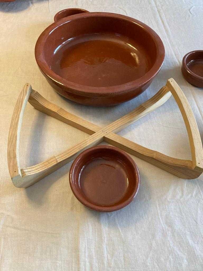 Assadeira redonda de barro com suporte em madeira e 6 pratos de servir