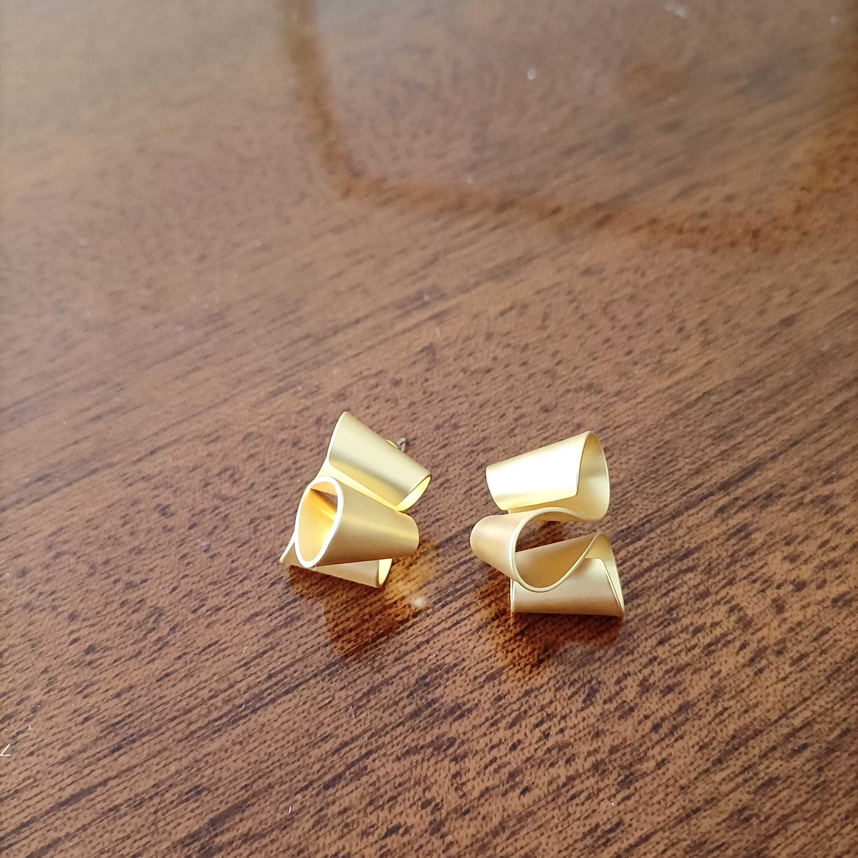 Brincos dourados, novos e muito bonitos.