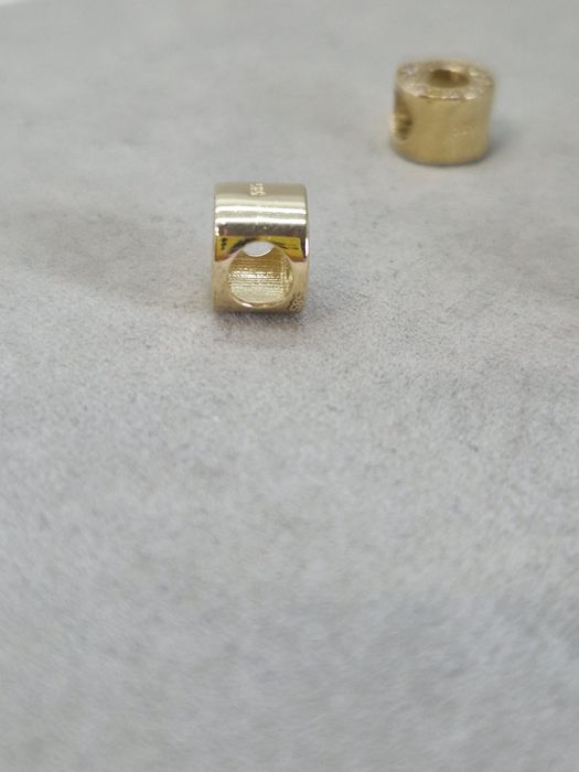 Nowy złoty charms litera O