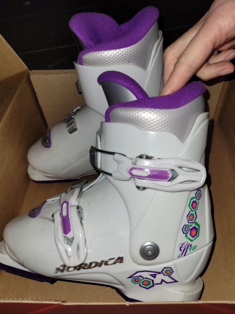 Dziewczęce buty narciarskie.