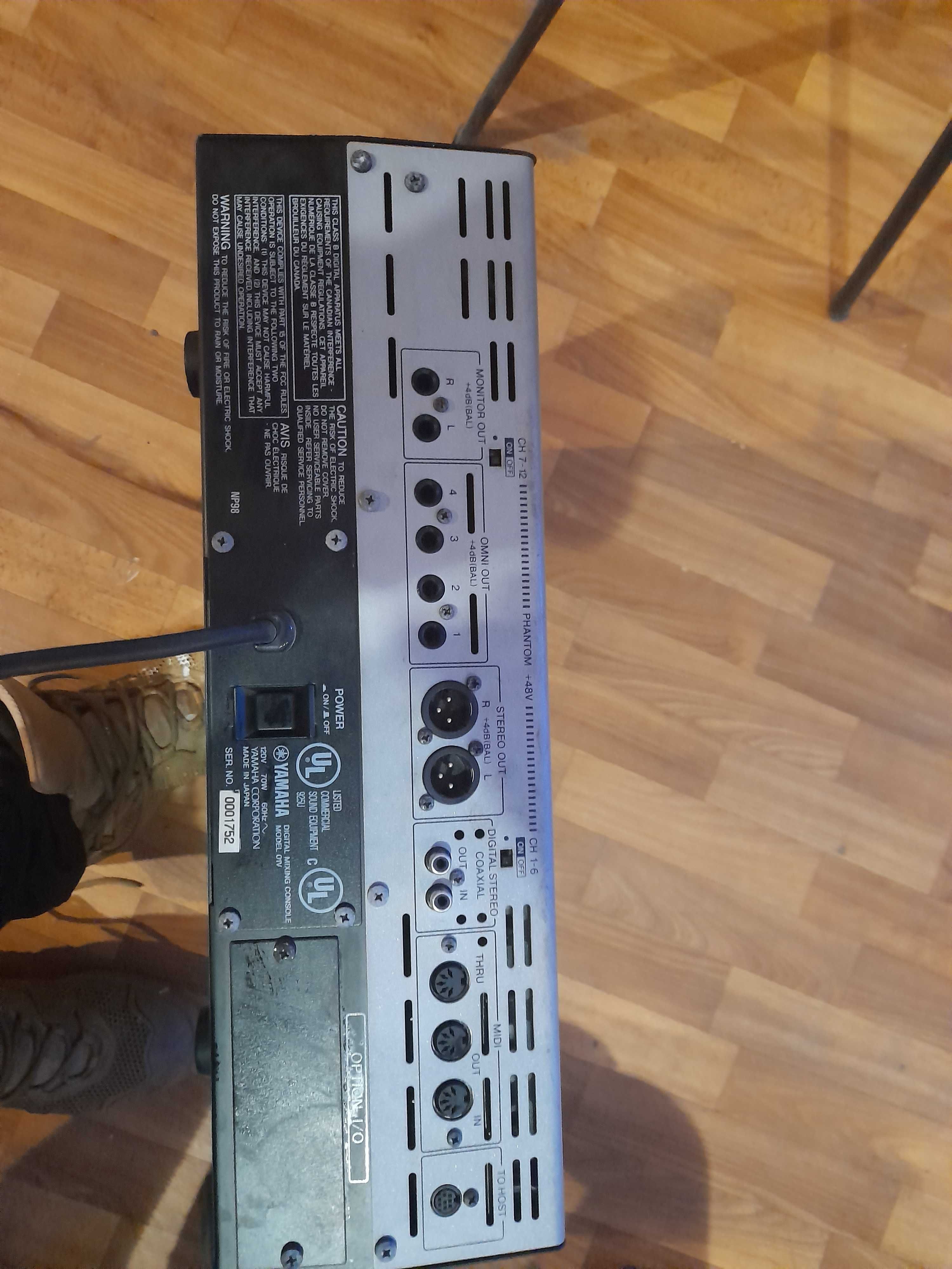 цифровий мікшер Yamaha 01V