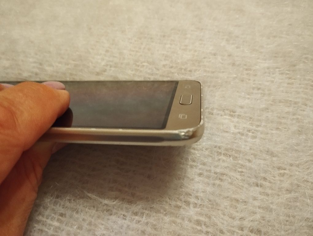 Złoty smartfon Samsung Galaxy J3, 8 GB Memory