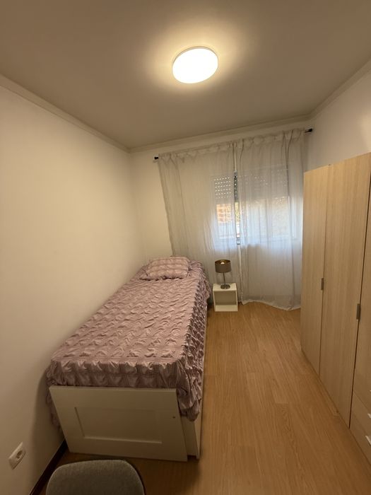 Quarto solteiro cama de casal// Despesas inclusas