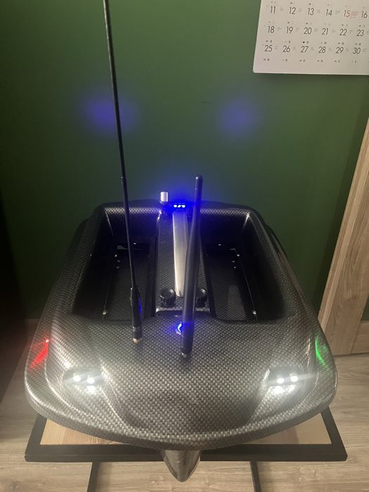 Łodka zanętowa firmy Carp Madness Phanton