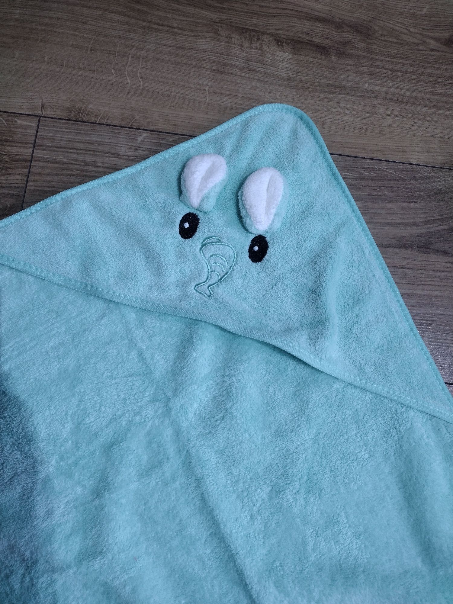Nowy ręcznik niemowlecy 80 na 80 cm mietowy