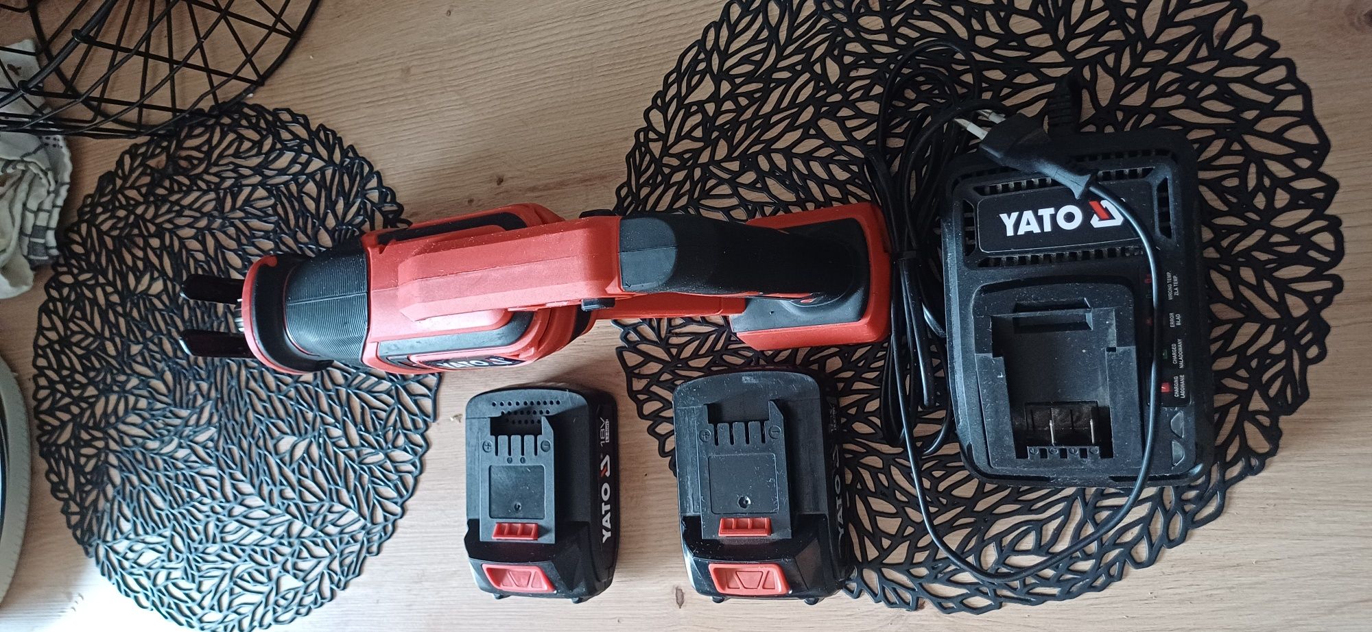 Pilarka szablasta YATO ladowarka i dwa akumulatory  18V