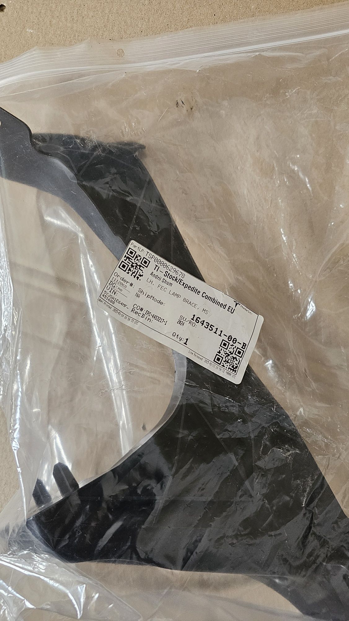 Кріплення опори фари Tesla Model S 2022+ Plaid
1643511-00-A
16435