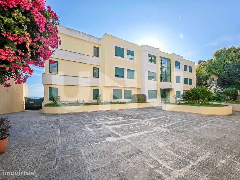 Apartamento T4, com vista de rio, em condomínio fechado, em Caxias