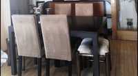 Mesa de jantar em madeira e cadeiras