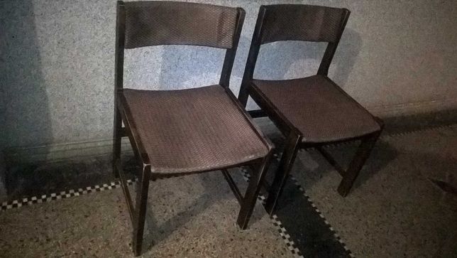 Dwa krzesła tapicerowane NYSA produkowane w Opolskich Fabrykach Mebli