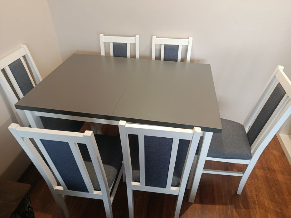 Stół z kompletem krzeseł