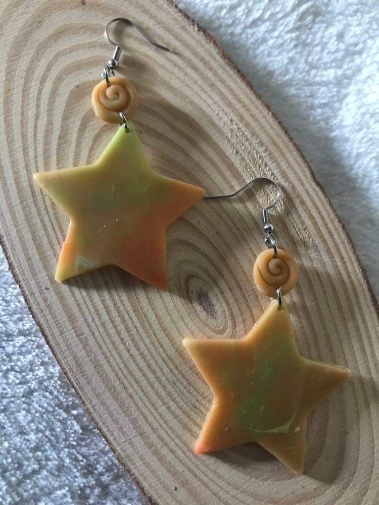 Brincos estrela em biscuit