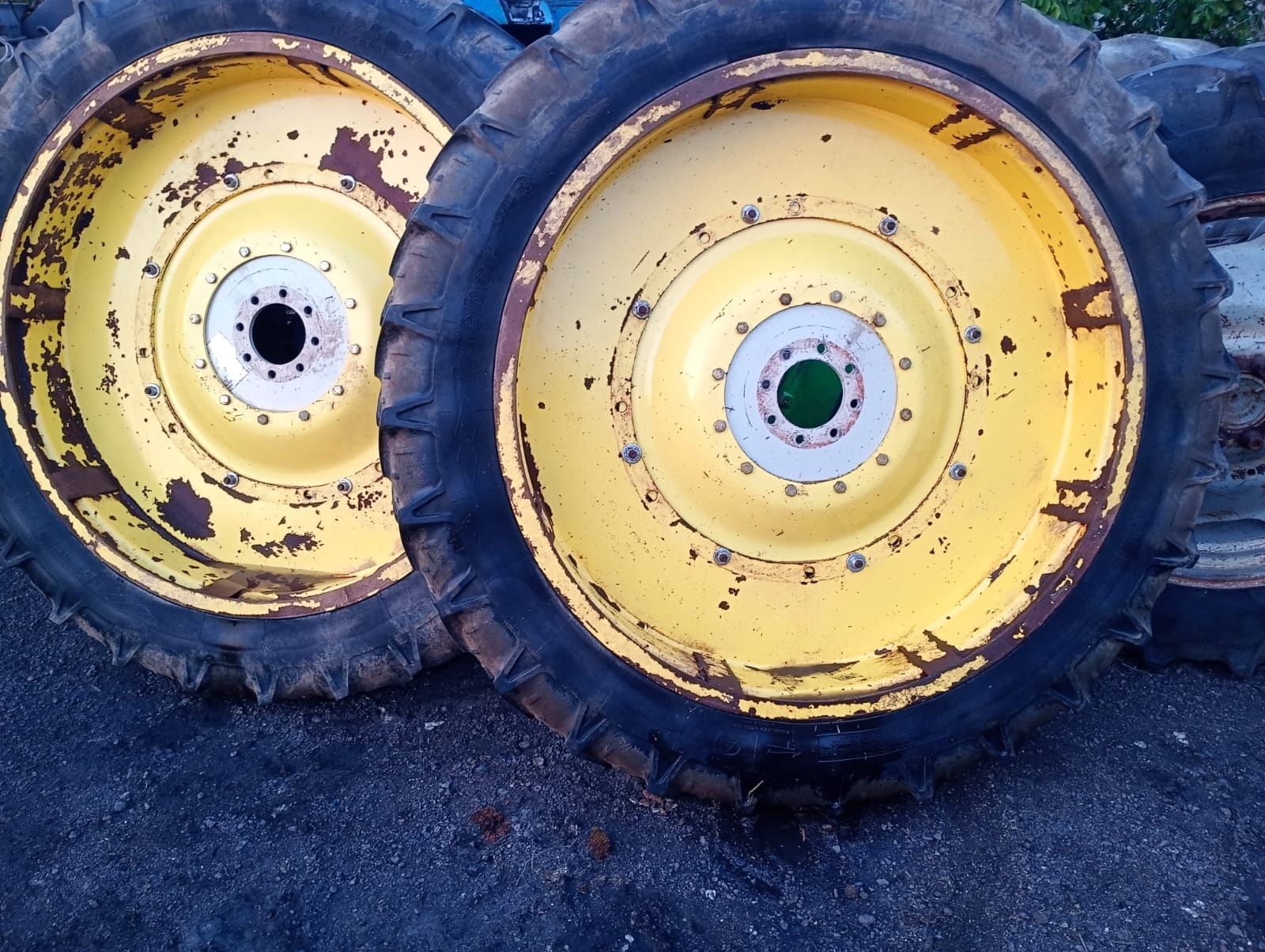 Koła wąskie międzyrzędzi Claas Ares renault 12,4 r52 11,2 r36