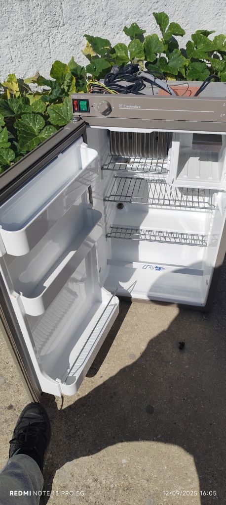 Frigorífico trivalente para caravana 220v/12v/gas da marca electrolux