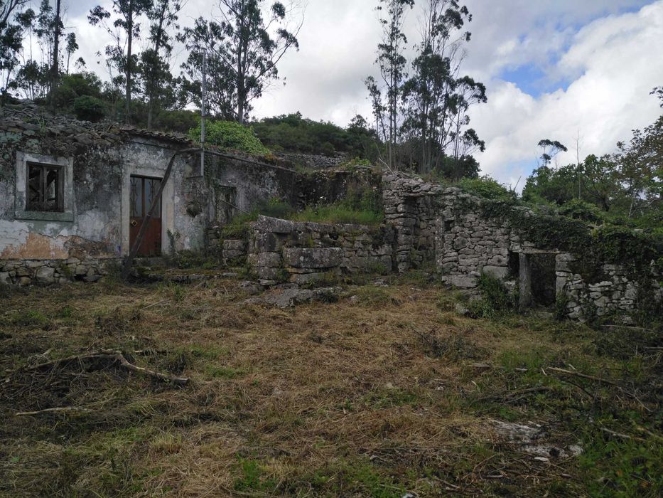 Quintinha com casas antigas em pedra para reconstrução