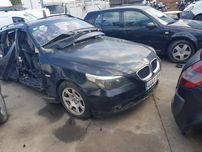 Бампер з решіткою для BMW  5 E60 E61 чорного кольору