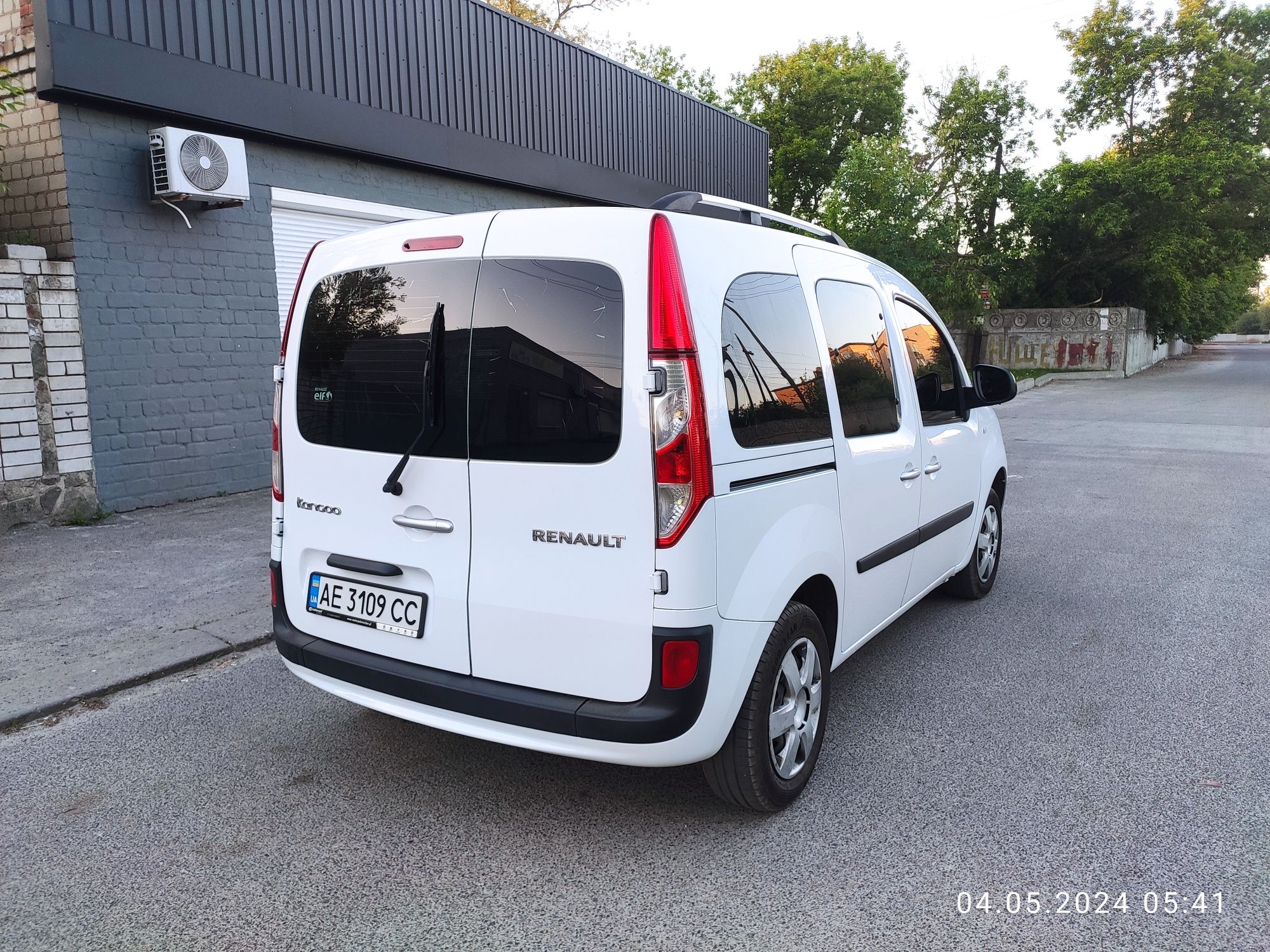 Продам Renault kangoo оригинальный пассажир