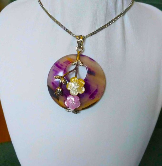 Colar c/ Pendente em Pedra Natural Lilás e Flores em Porcelana NOVO