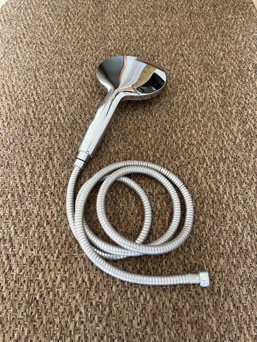 Chuveiro com pouco uso, esta em estado novo.