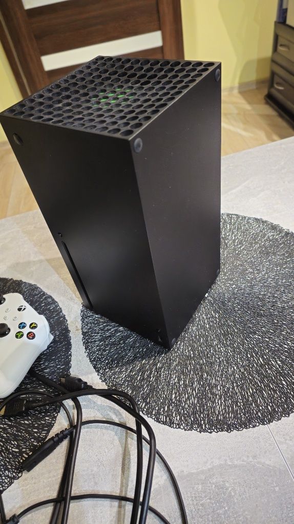 X box series x 1 tb z napedem pad idealny