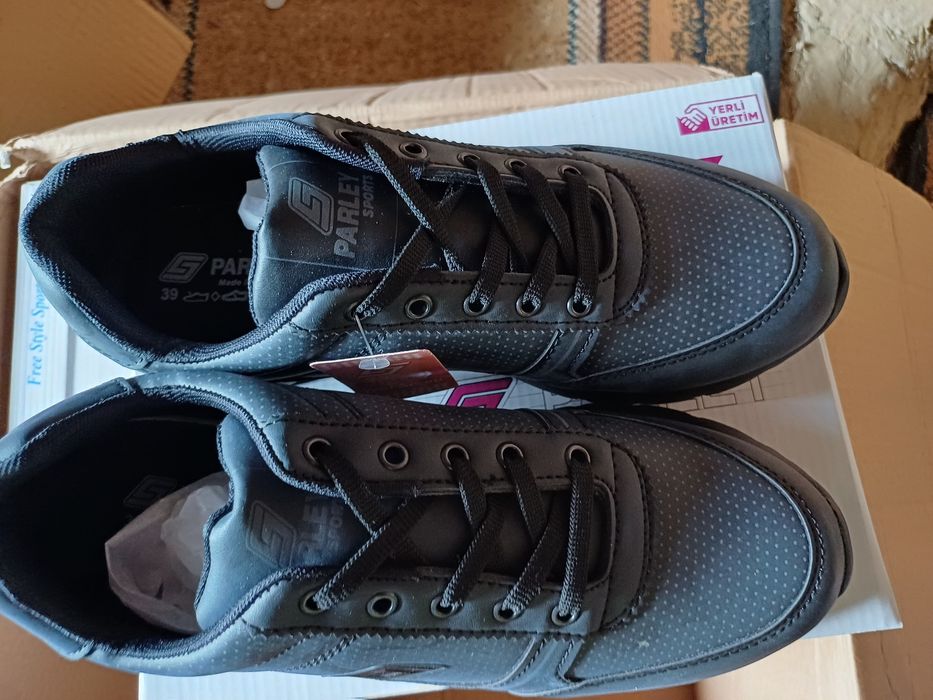 Продам кросівки   ( нові) 37 р.