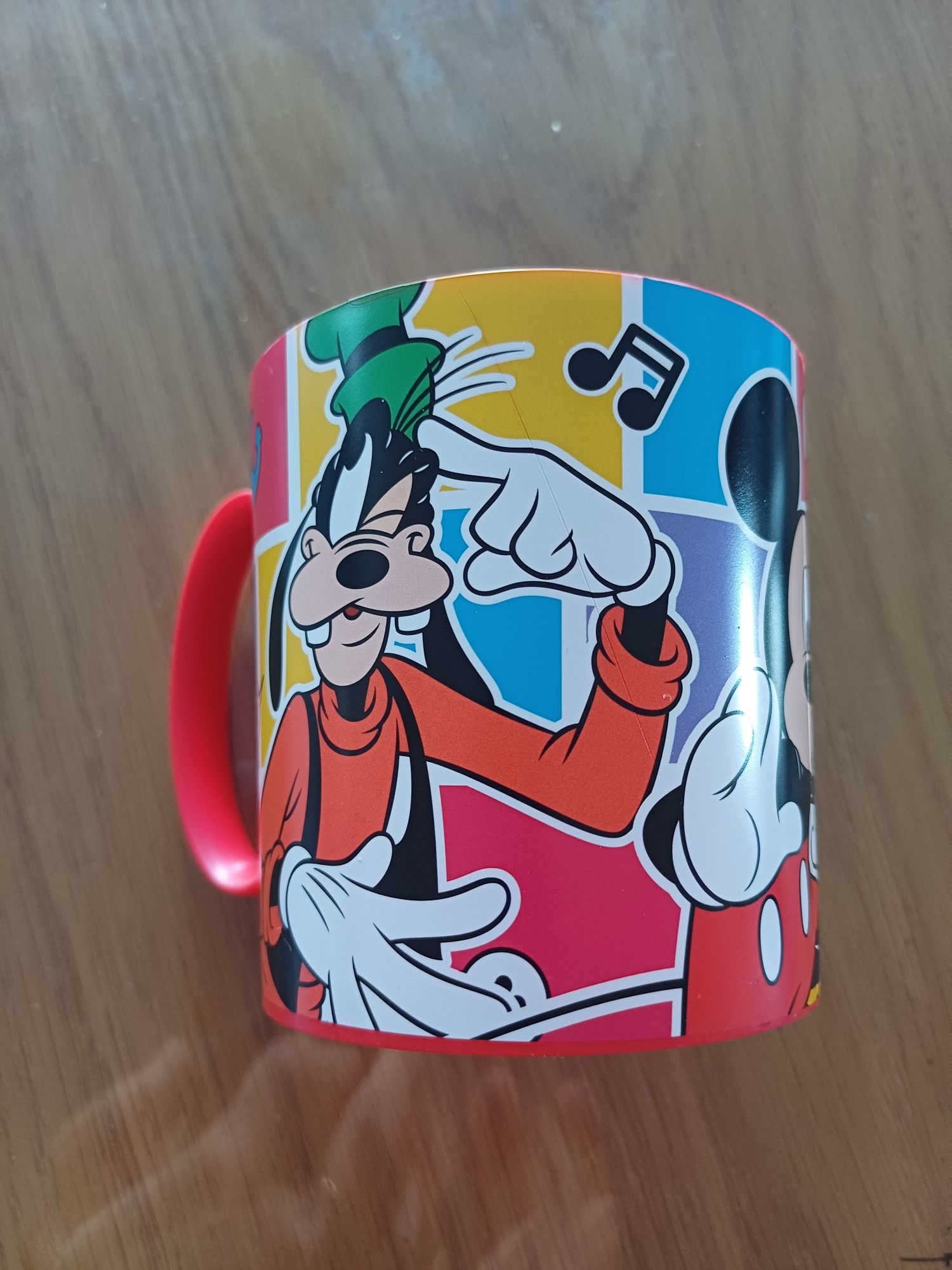 Kubek z kaczorem Donaldem, myszką Miki oraz Goofy'm
