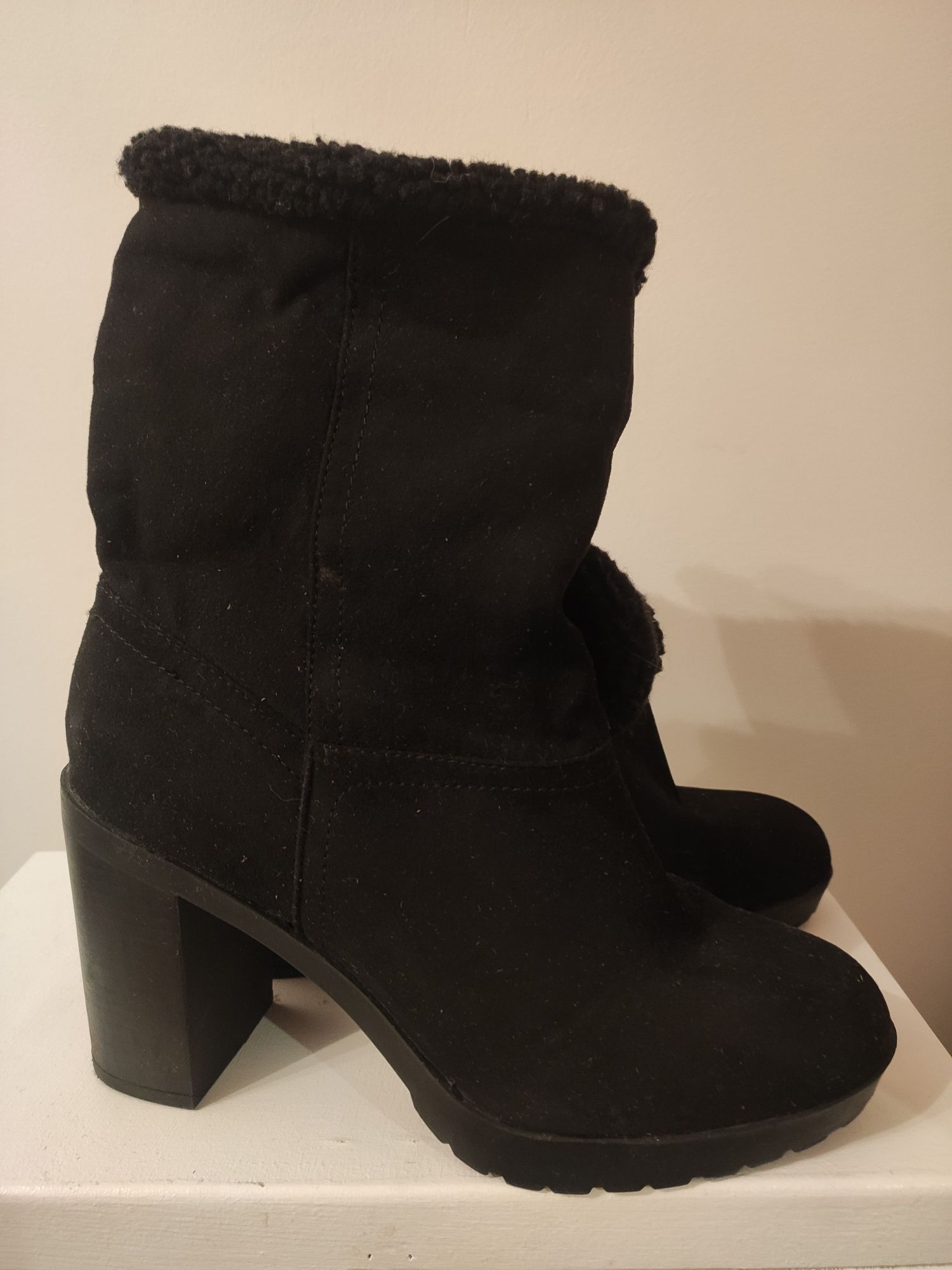 Czarne buty za kostkę rozmiar 40 z barankiem