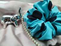 Gumka scrunchie silki niebieska w czarne grochy