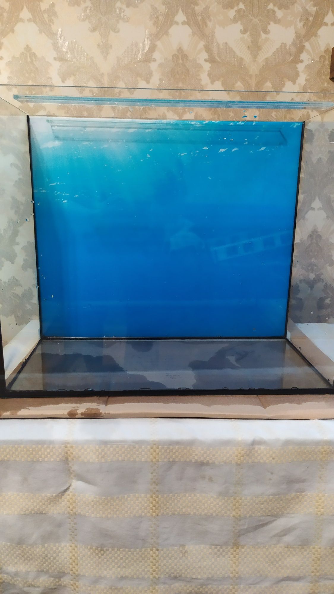 Продам аквариум спокрывным стеклом 90литров размер 60-30-50