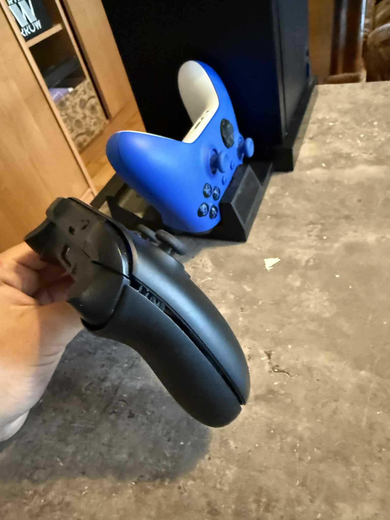 Xbox Series X z stacją chłodzącą/ładującą