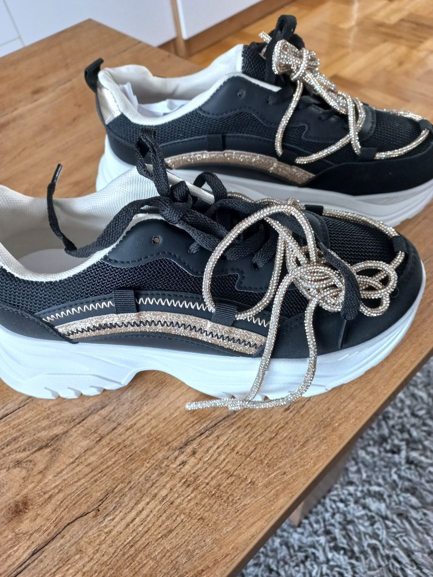 Buty sportowe na koturnie