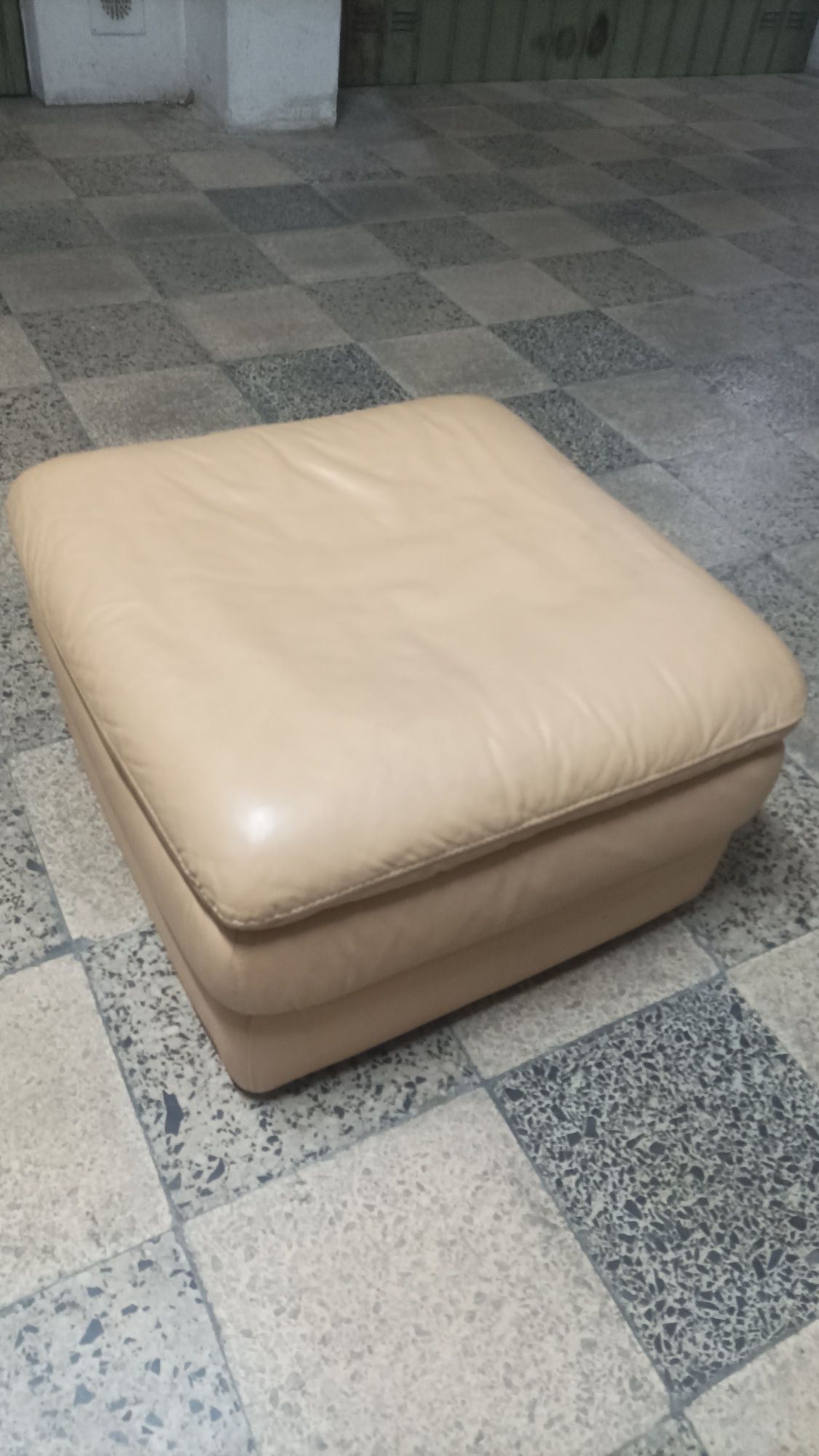 Puff em pele Divani e Divani 70x70
