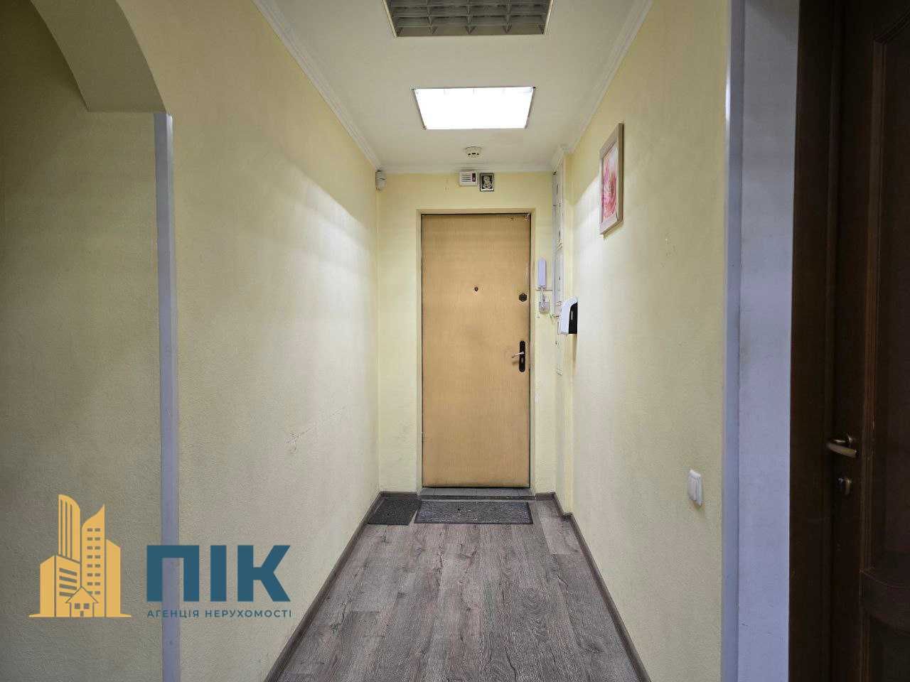 Без%  - Продаж - трикімнатна квартира - вул. Урицького, 32