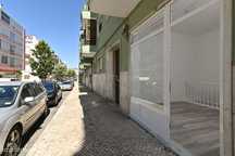 Loja para arrendar em Benfica – Remodelada, com montra e 2 pisos