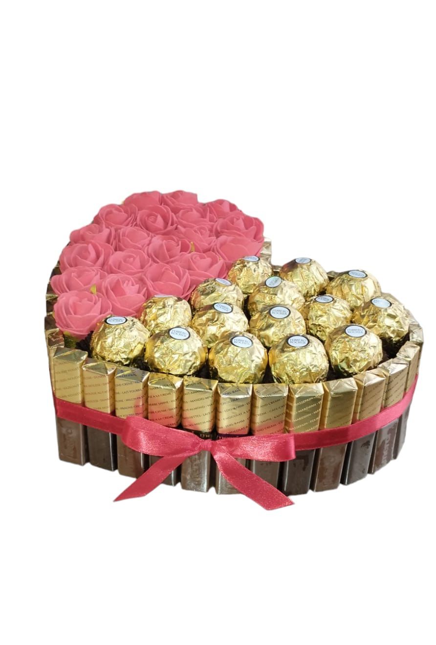 Torcik Ferrero Rocher z różami duży