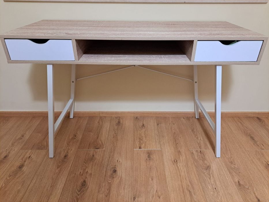 Secretária com 2 gavetas.