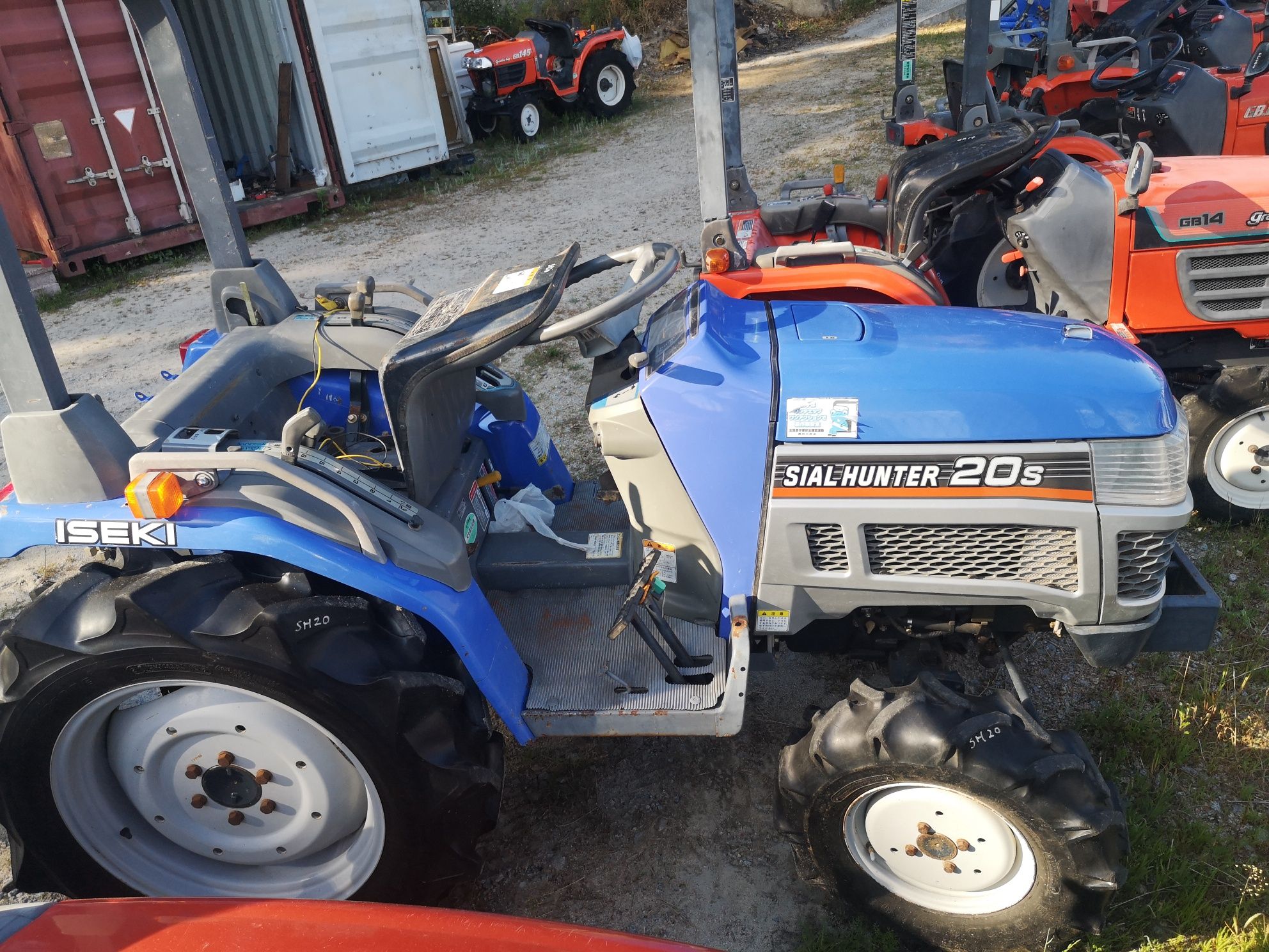 Vendo tratores de 3 cilindros 4x4