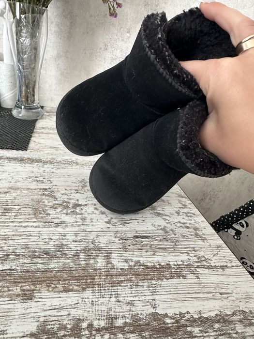 Продам зимние угги на мальчика