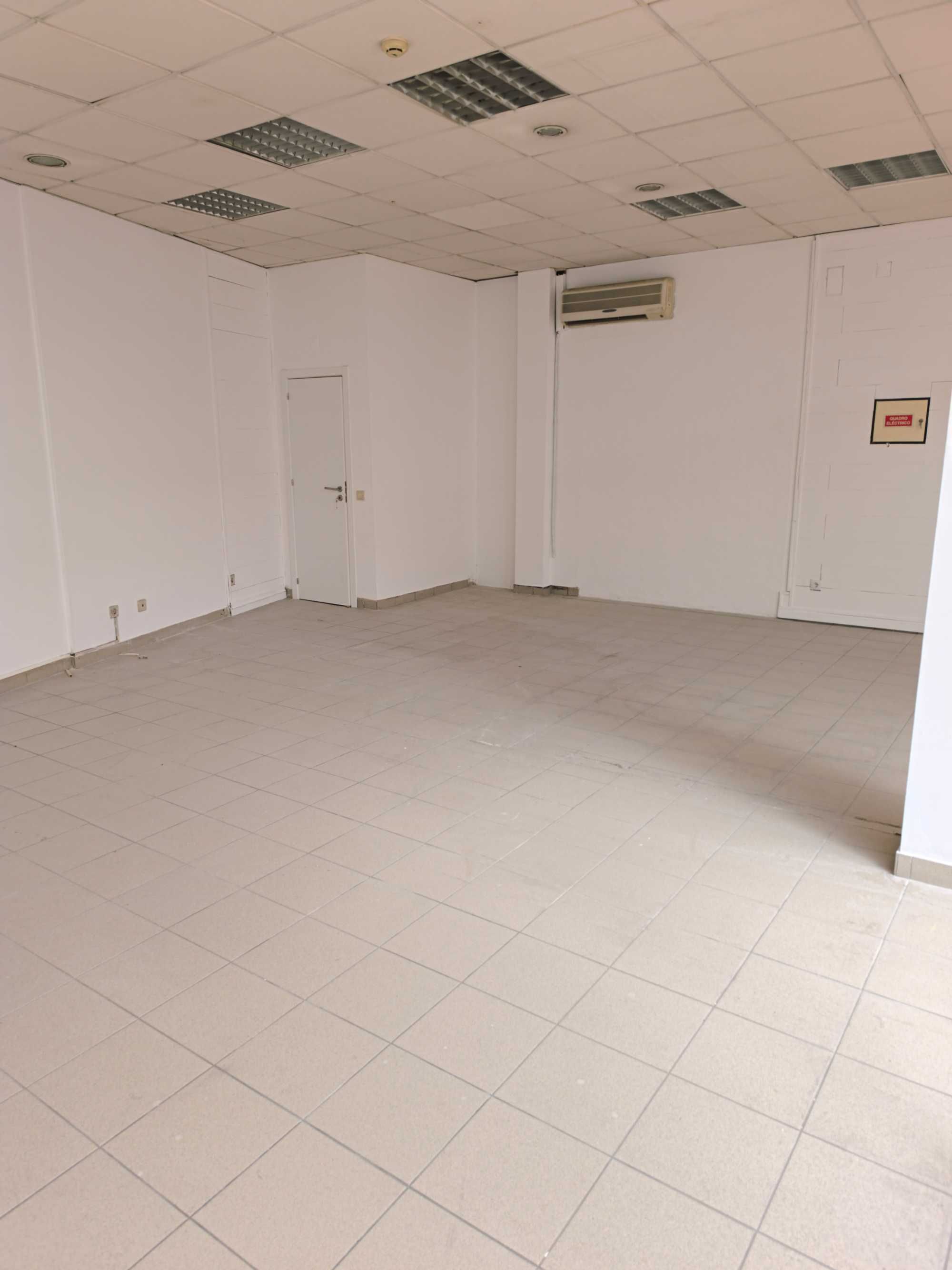 Alcanena-Loja com 50m2 com WC e Garagem- arrenda 285€/mes