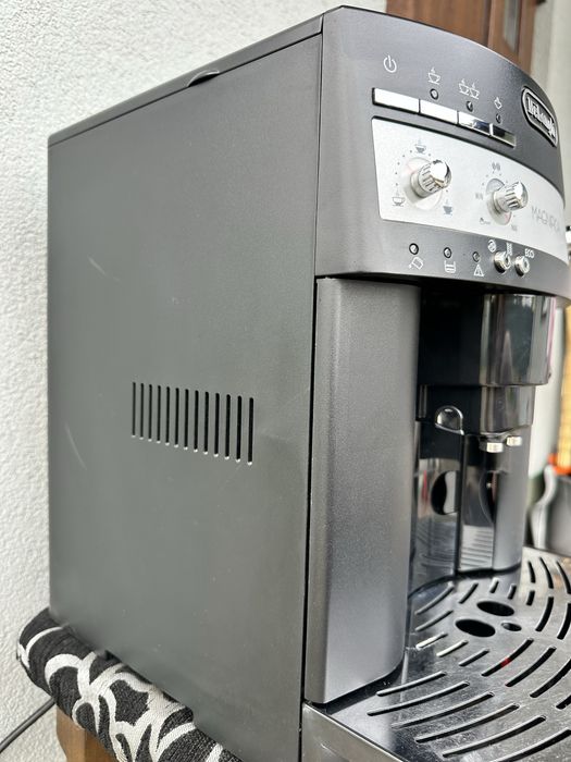 Кавомашина, кавоварка DeLonghi