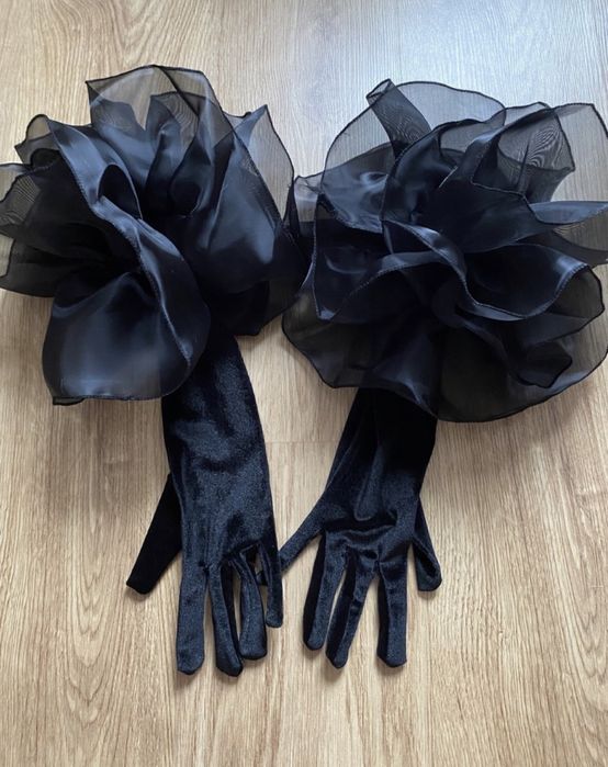 Czarne świąteczne długie rękawiczki z falbankami