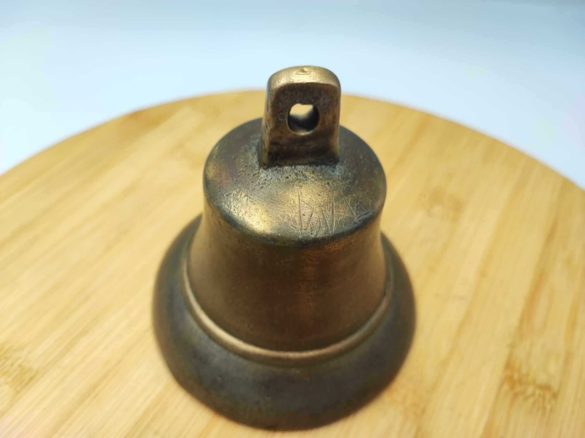 Przedwojenny mosiężny dzwonek,dzwon,wys.10 cm.