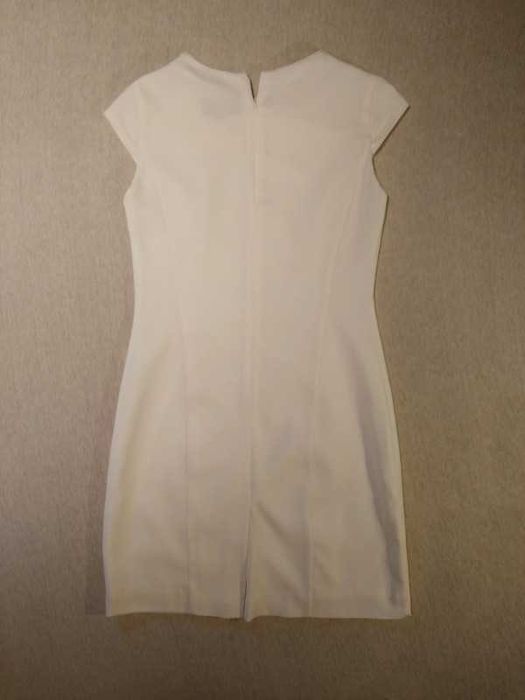 biała sukienka z kołnierzem