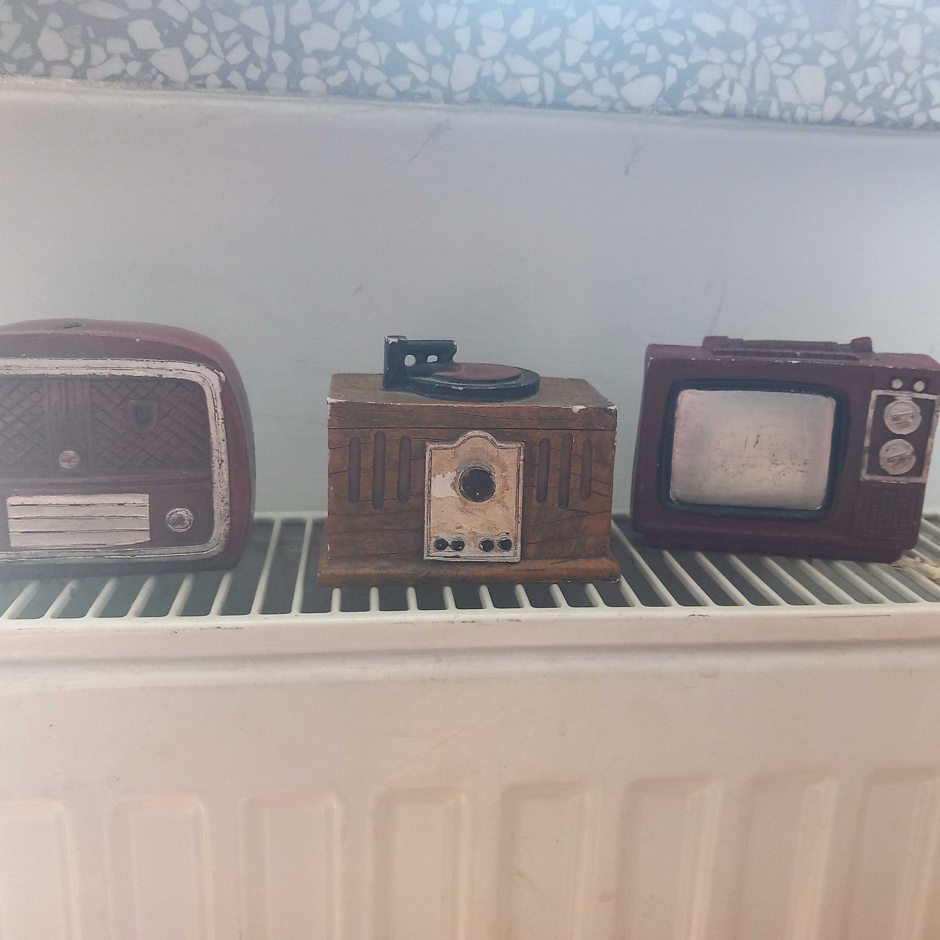 Bibeloty  mały telewizorek, radio, gramofon np. do domku dla lalek