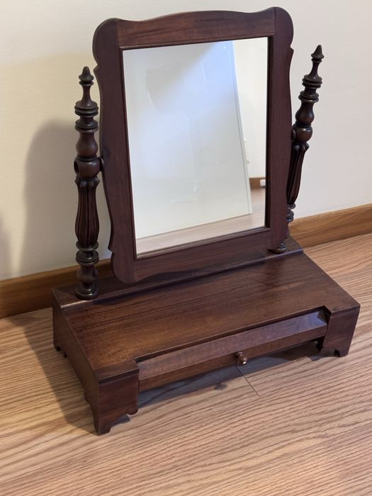 Toucador antigo em madeira maciça com espelho basculante