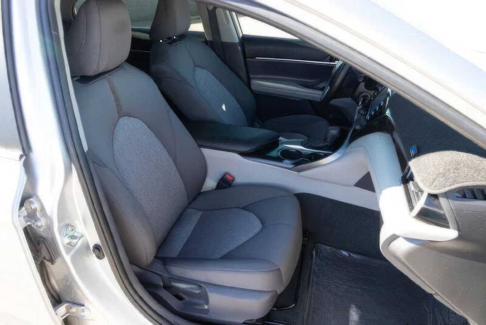 Toyota Camry LE      2020