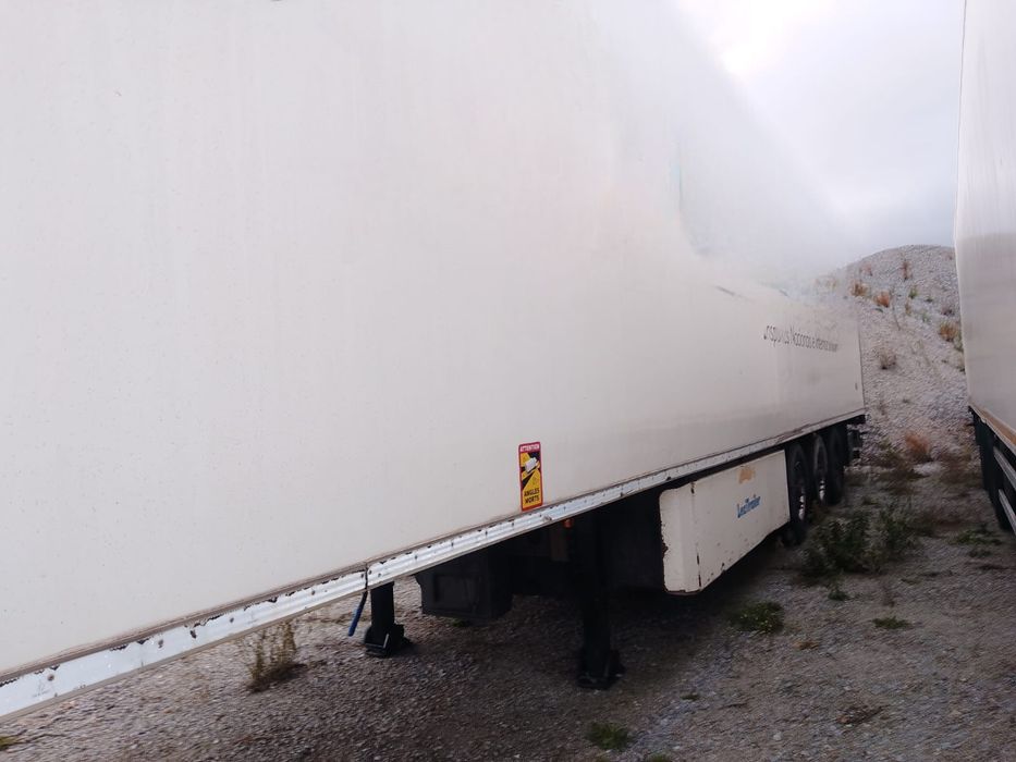 Semi reboque (Box) em excelente estado